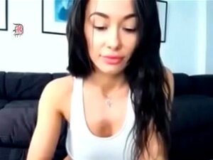 Flaca morena con dedo camello