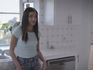 El tío político Logan rompe el himen de Emily y