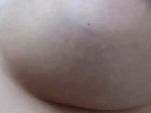 Una linda tetona se engrasa el cuerpo y se