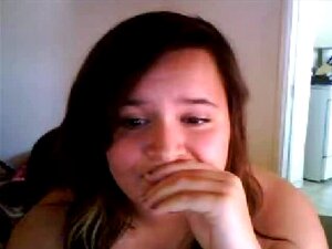 Gordita muestra sus tetas en cámara