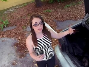 Mujer atractiva y rubia intenta vender las armas