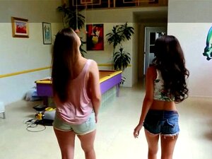 Lesbian Tocandose Las Tetas - Porno @ TeatroPorno.com