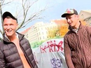 Public Piss Gay - Porno @ TeatroPorno.com
