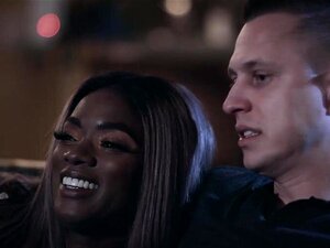 Malcolm se acuesta en la cama, una vez más es