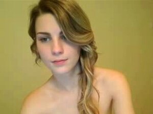 Linda chica de cámara con tetas pequeñas en vivo