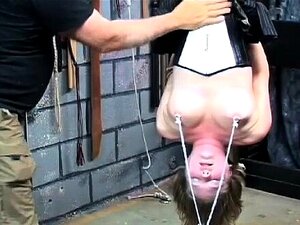 Elegante bimbo que le gusta mostrar su cuerpo en