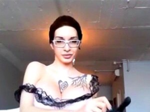 Bimbo de tetas falsas se viste como una