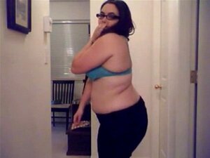 Chica gordita desnudándose 4