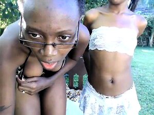 Dos morenas lindas mostrando sus cuerpos sexys en