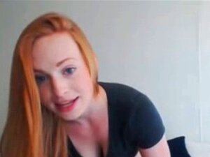 Bebé fresca con grandes tetas haciendo un dildo