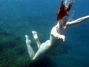 A fofa Nastya nadando nua no mar