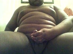 Este hombre negro y gordo le encanta mojarse y ser