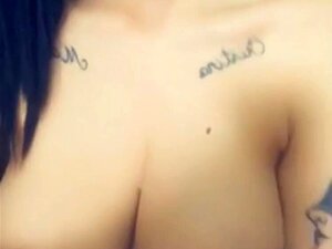 ¡Mira a esta hermosa chica mostrando