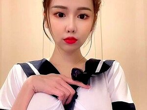 MILF con grandes tetas se masturba con su