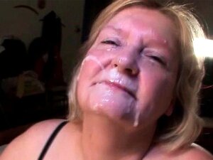 Ninfa madura tragándose una gran carga de leche