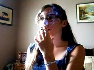 Elizabeth Douglas 18 años aprendiendo a fumar