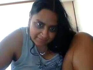 Desi juega con su coño