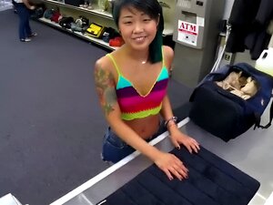 Una chica asiática llegó a la tienda con su