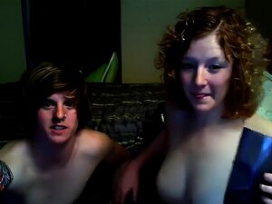 Pelirroja de Pelo Rizado Chupando Polla