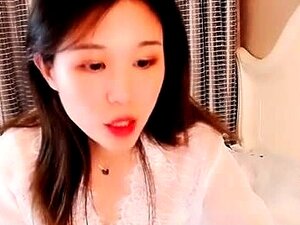 Delgada asiática en lencería juega con su carne