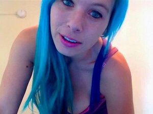 Chica emo con un show de webcam de pelo azul real