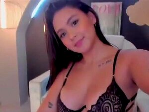 ¡Mira a una impresionante morena curvilínea