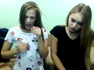 ¡Mira a estas dos rubias amateur enloquecer en la