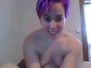 Chica tímida de 19 años con tetas pequeñas se