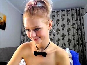 Una rubia delgada y bonita se desnuda y luego se