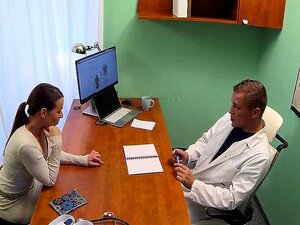 Enfermera pillada follando al doctor