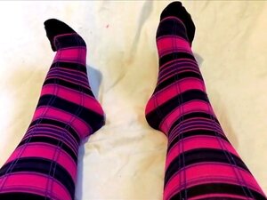 Sexy Teen Sock Tease en Rosa y Negro hasta la