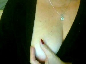 Una madura muestra un poco de tetas