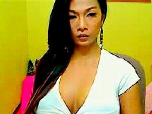 Shemale con tetas enormes masturbándose su gran