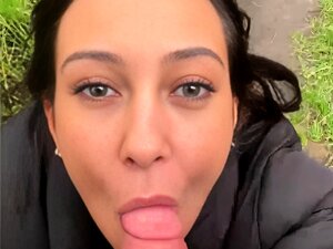 Puta MILF recibe un tratamiento facial después de