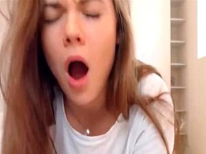 Una morena se pela seductoramente su cuerpo