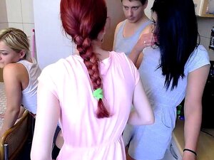 Vídeo amador de sexo a três com 2 homens em um ménage à trois na webcam