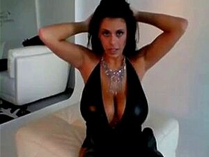 Sesión de fotos de una sexy morena en cámara