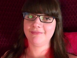 A nerd curvilínea PAWG Samantha, leva anal e facial, de óculos, grande mas