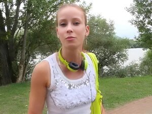 Tentadora chica europea excita a los chicos para