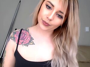 La chica emo tiene un poco de grasa en su culo