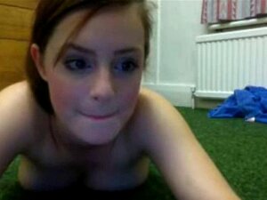 Linda nena joven burla de tetas en webcam