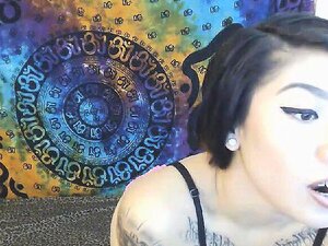 Mira a una sexy chica asiática actuando en su