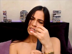 Chica guapa perreando y metiéndose los dedos en