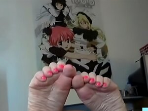 Chica emo gótica lame sus propios pies