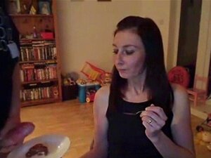 MILF se come el semen en la cámara