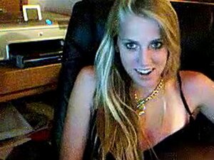 Hermosa rubia se masturba en cámara
