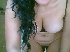 Latina juega con su culo en el baño