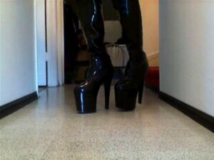 Probandose Las Botas - Porno @ TeatroPorno.com