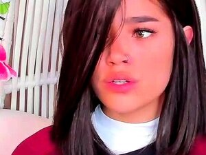 Linda chica amateur de webcam jugueteando su