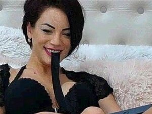 Linda milf en un sostén frontal abierto negro